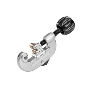 Screw feed pipe cutters